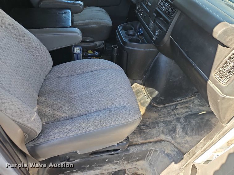 image for item EI8932 2016 Chevrolet Express 2500 van