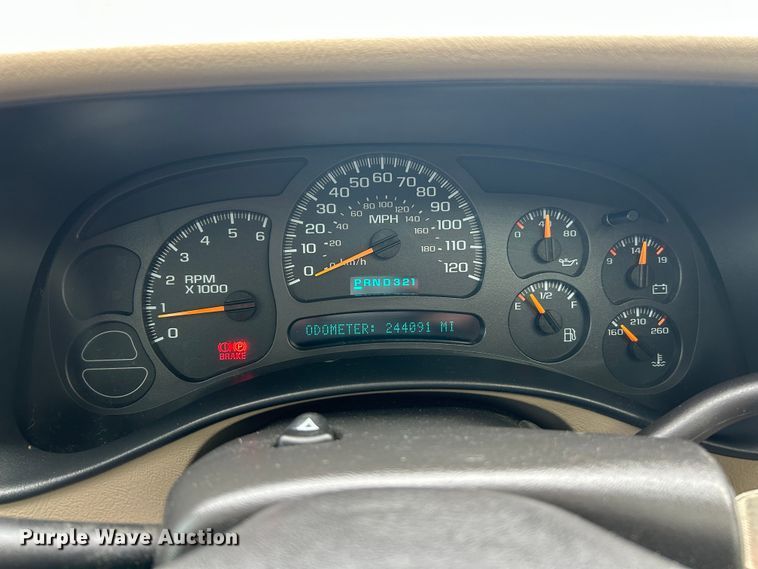 image for item EK8190 2004 Chevrolet Suburban Z71 SUV