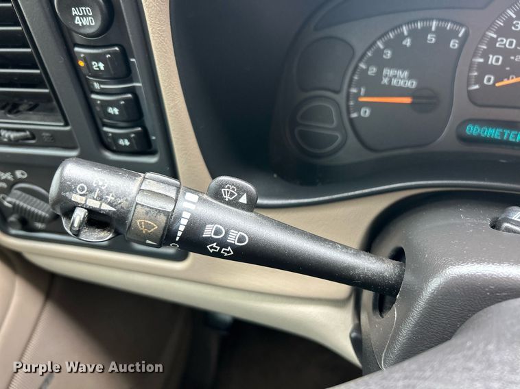 image for item EK8190 2004 Chevrolet Suburban Z71 SUV