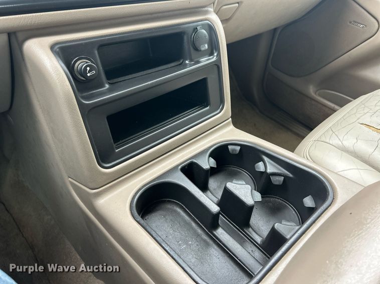 image for item EK8190 2004 Chevrolet Suburban Z71 SUV