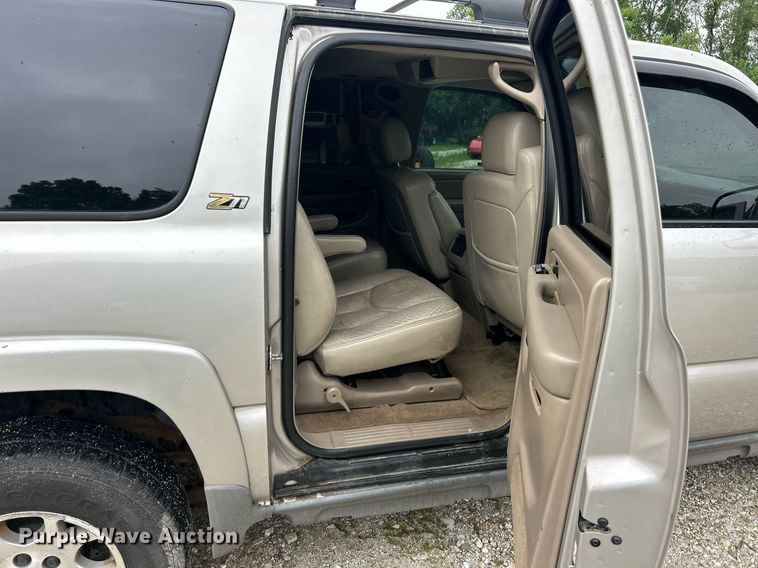 image for item EK8190 2004 Chevrolet Suburban Z71 SUV