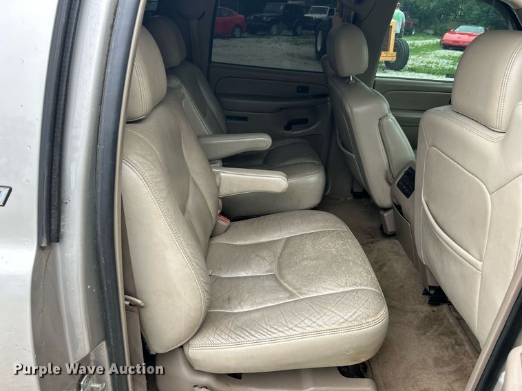 image for item EK8190 2004 Chevrolet Suburban Z71 SUV