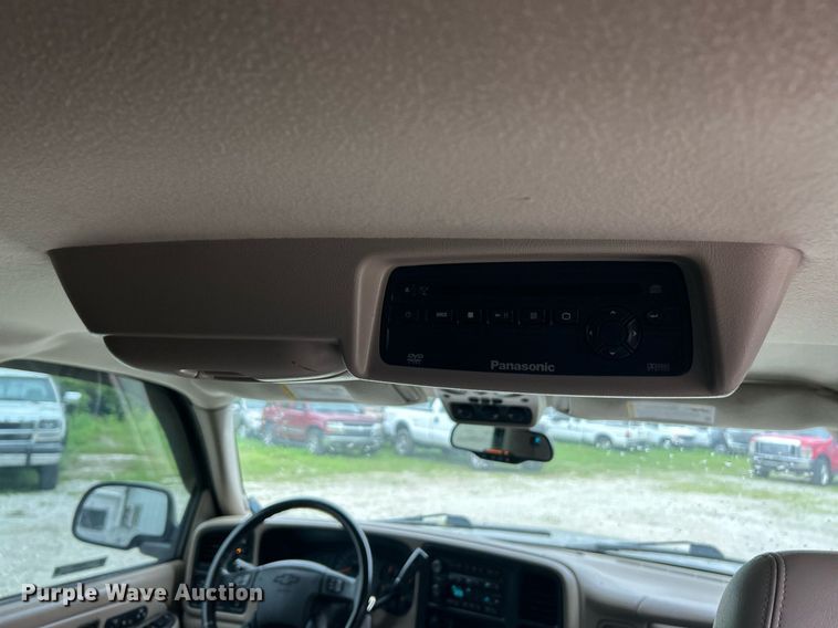 image for item EK8190 2004 Chevrolet Suburban Z71 SUV