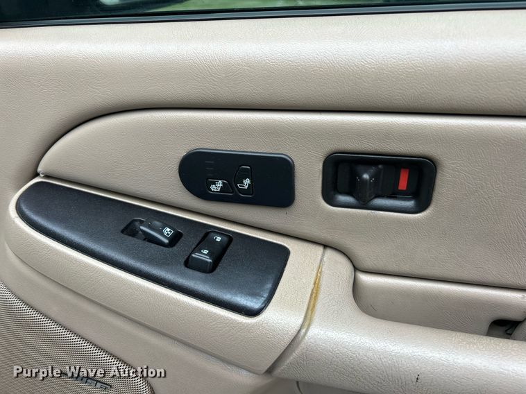 image for item EK8190 2004 Chevrolet Suburban Z71 SUV