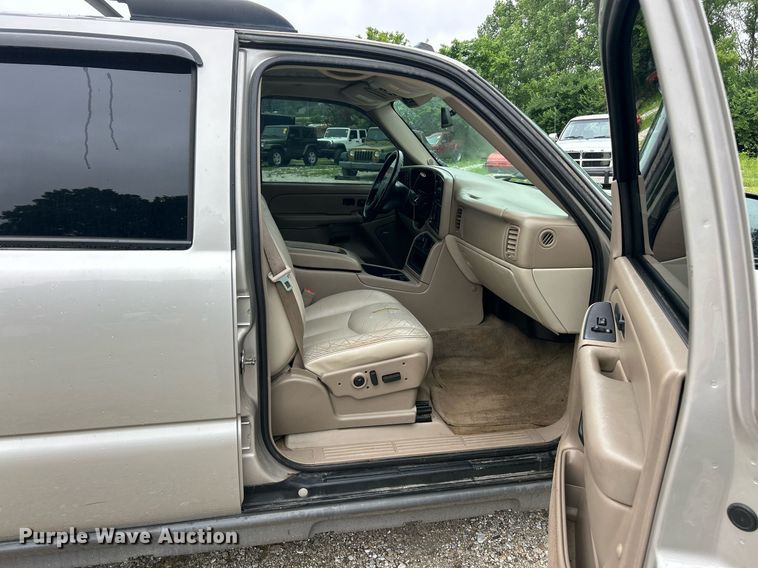 image for item EK8190 2004 Chevrolet Suburban Z71 SUV