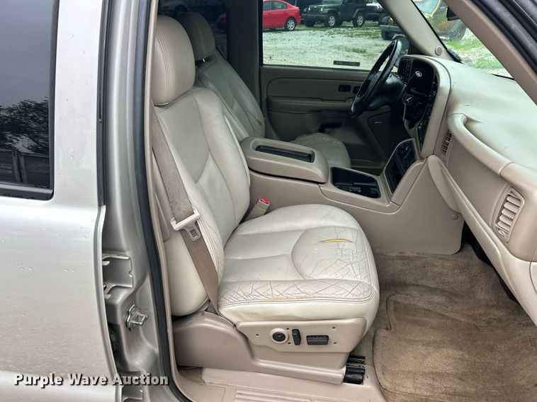 image for item EK8190 2004 Chevrolet Suburban Z71 SUV