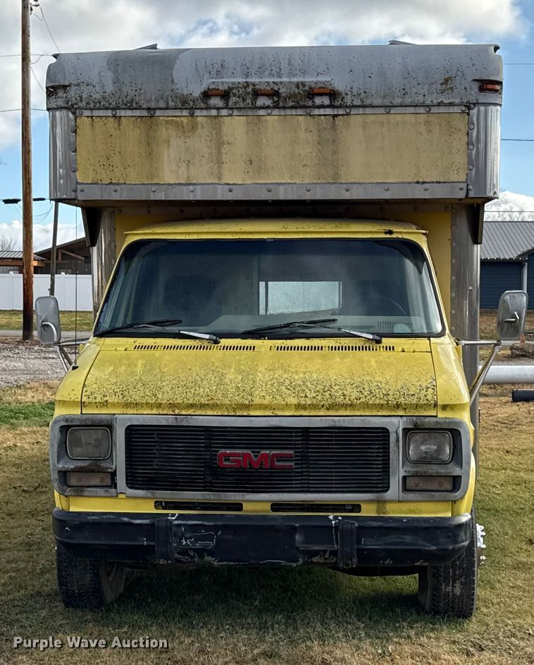 image for item EN0110 1996 GMC G3500 box truck