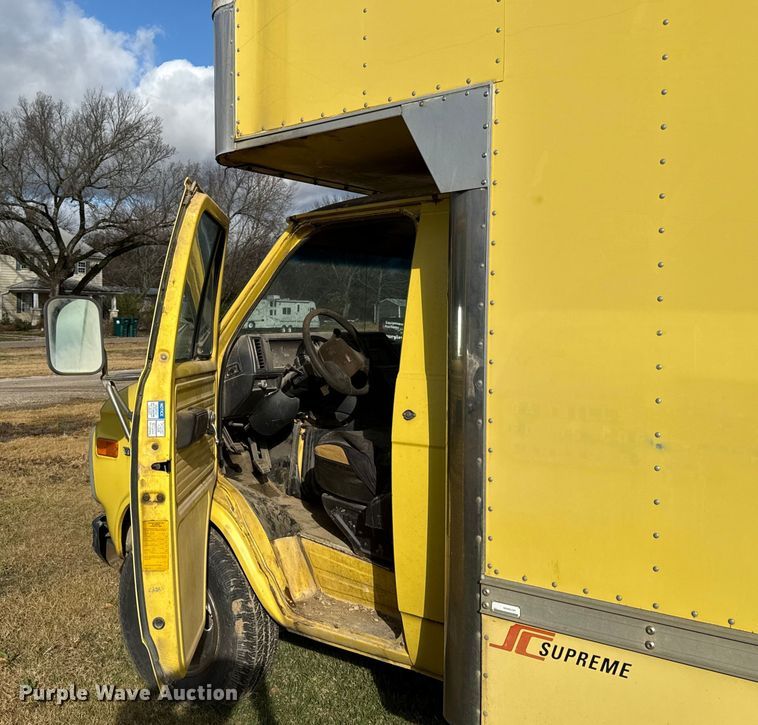 image for item EN0110 1996 GMC G3500 box truck