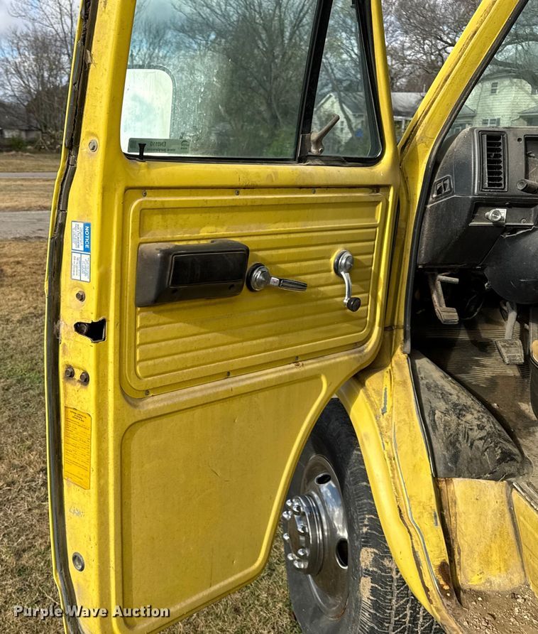 image for item EN0110 1996 GMC G3500 box truck