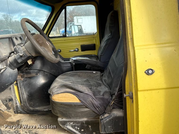 image for item EN0110 1996 GMC G3500 box truck