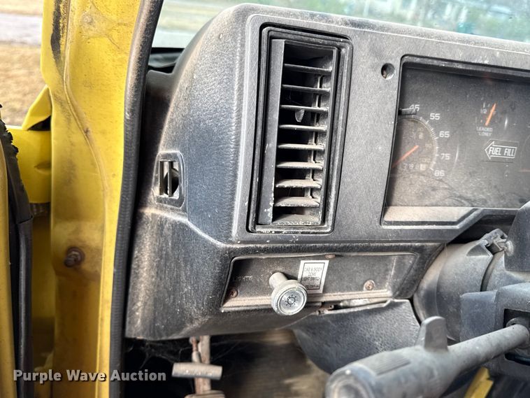 image for item EN0110 1996 GMC G3500 box truck