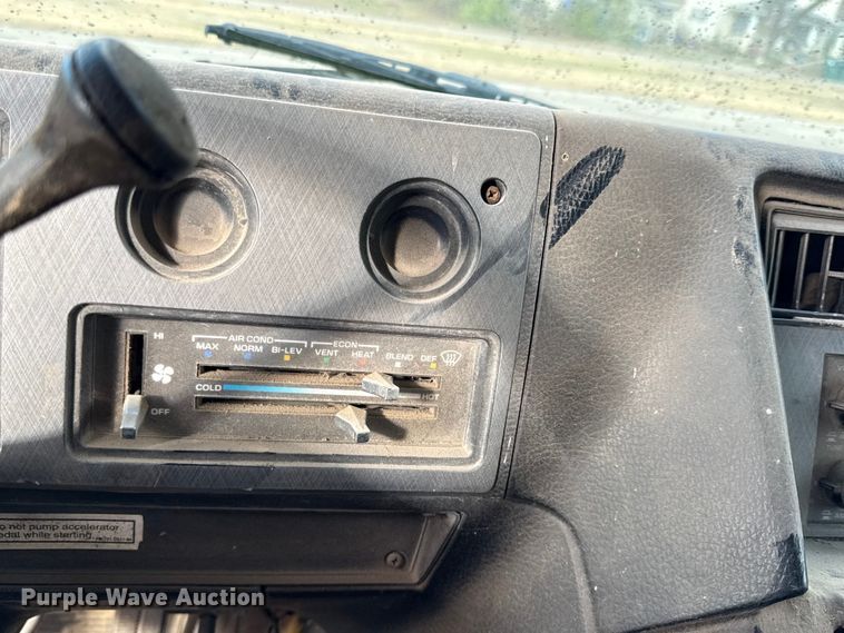 image for item EN0110 1996 GMC G3500 box truck