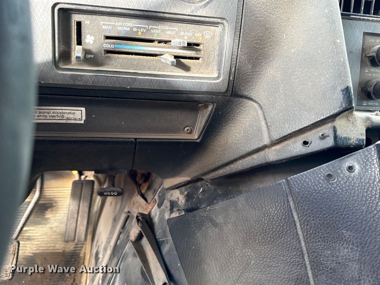 image for item EN0110 1996 GMC G3500 box truck