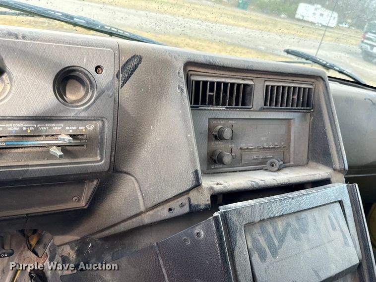 image for item EN0110 1996 GMC G3500 box truck