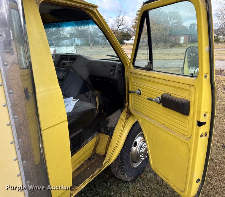 image for item EN0110 1996 GMC G3500 box truck