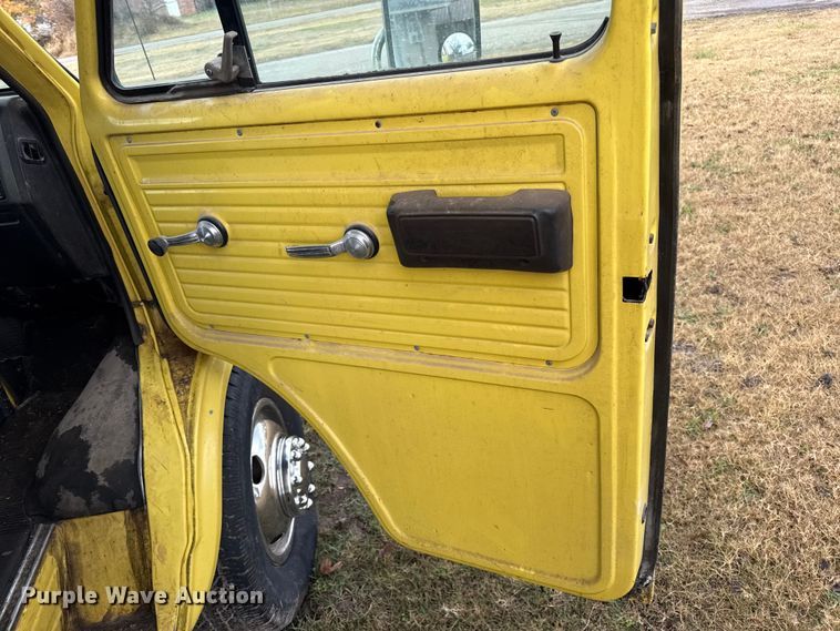 image for item EN0110 1996 GMC G3500 box truck