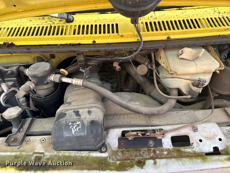 image for item EN0110 1996 GMC G3500 box truck