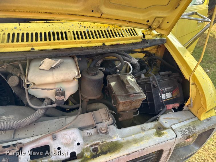 image for item EN0110 1996 GMC G3500 box truck