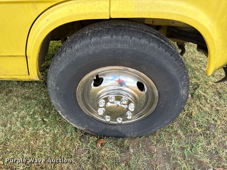 image for item EN0110 1996 GMC G3500 box truck