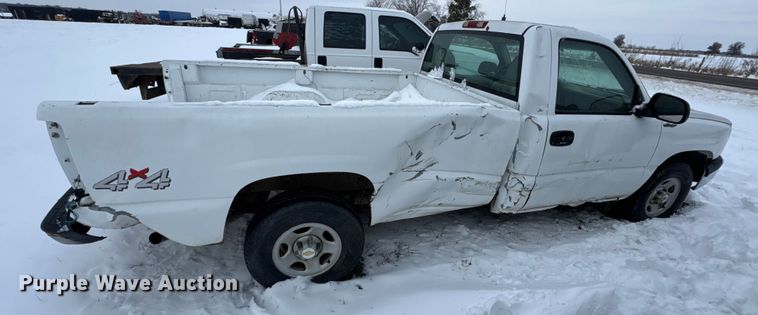 image for item EN0765 2003 Chevrolet Silverado 1500 pickup truck
