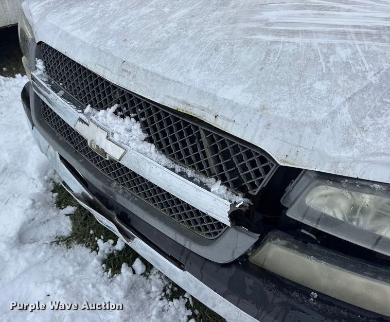 image for item EN0765 2003 Chevrolet Silverado 1500 pickup truck