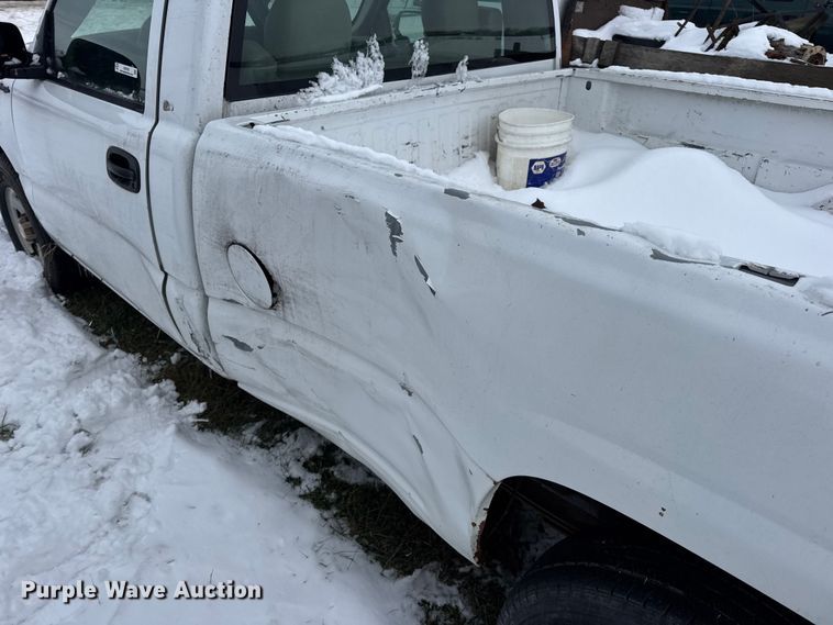 image for item EN0765 2003 Chevrolet Silverado 1500 pickup truck