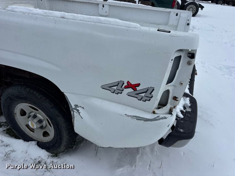 image for item EN0765 2003 Chevrolet Silverado 1500 pickup truck