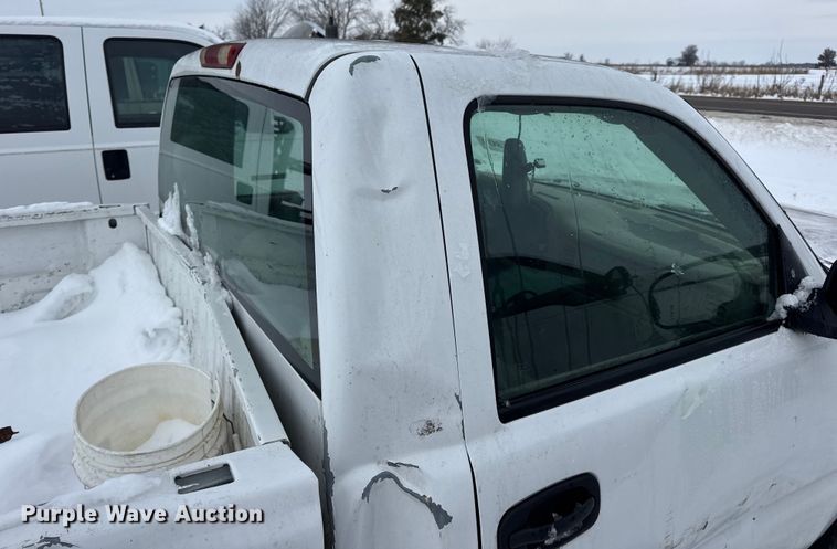 image for item EN0765 2003 Chevrolet Silverado 1500 pickup truck