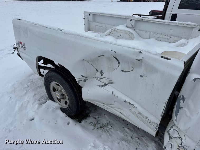 image for item EN0765 2003 Chevrolet Silverado 1500 pickup truck