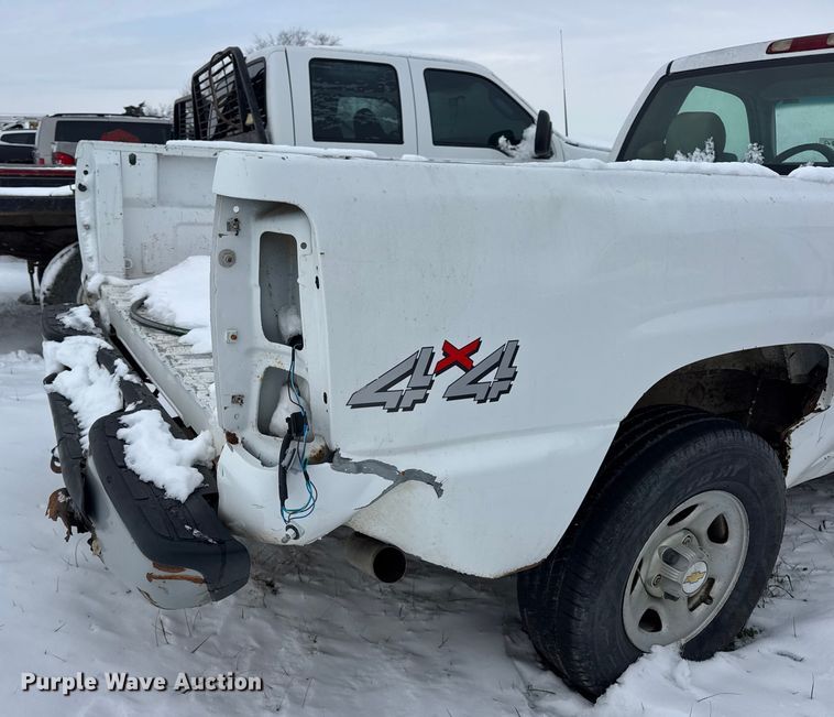 image for item EN0765 2003 Chevrolet Silverado 1500 pickup truck