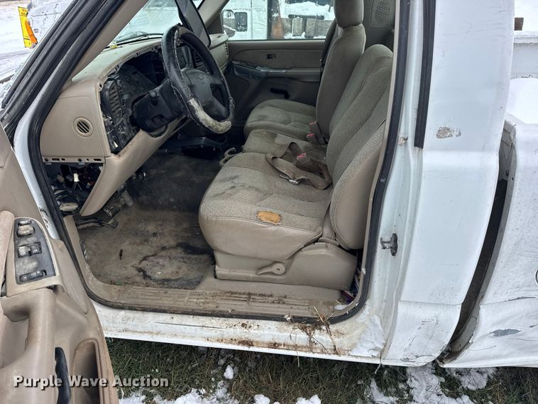 image for item EN0765 2003 Chevrolet Silverado 1500 pickup truck