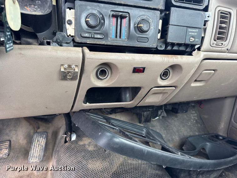 image for item EN0765 2003 Chevrolet Silverado 1500 pickup truck