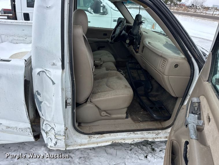 image for item EN0765 2003 Chevrolet Silverado 1500 pickup truck