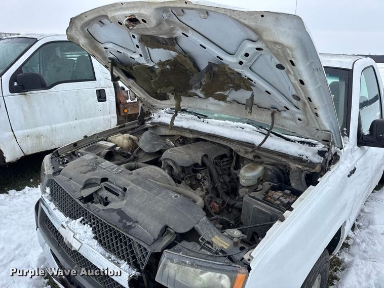 image for item EN0765 2003 Chevrolet Silverado 1500 pickup truck