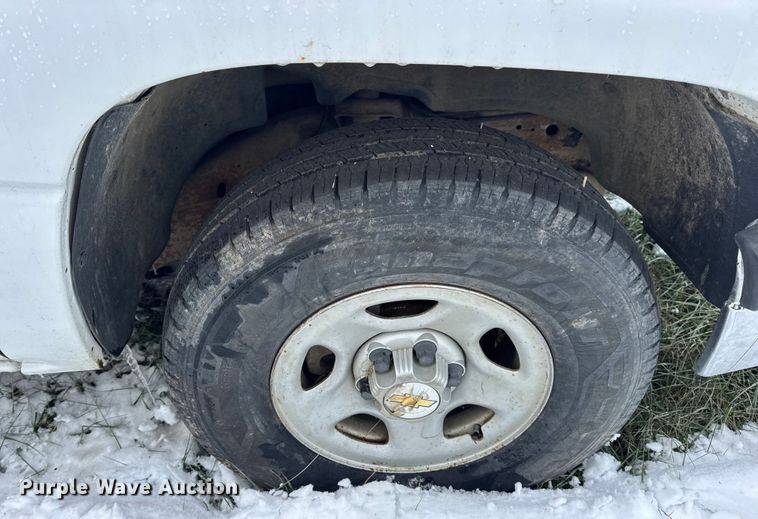 image for item EN0765 2003 Chevrolet Silverado 1500 pickup truck