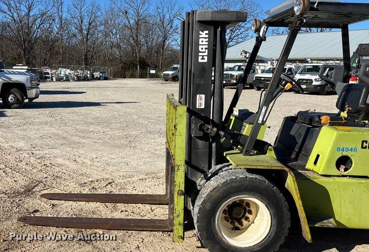 image for item EN5919 Clark C500-YS100 forklift