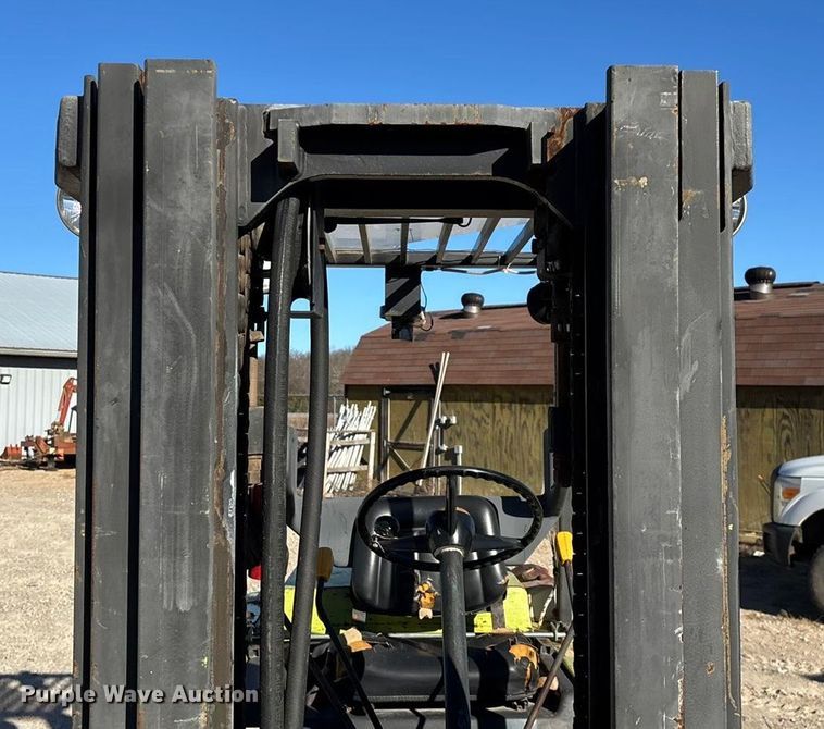 image for item EN5919 Clark C500-YS100 forklift