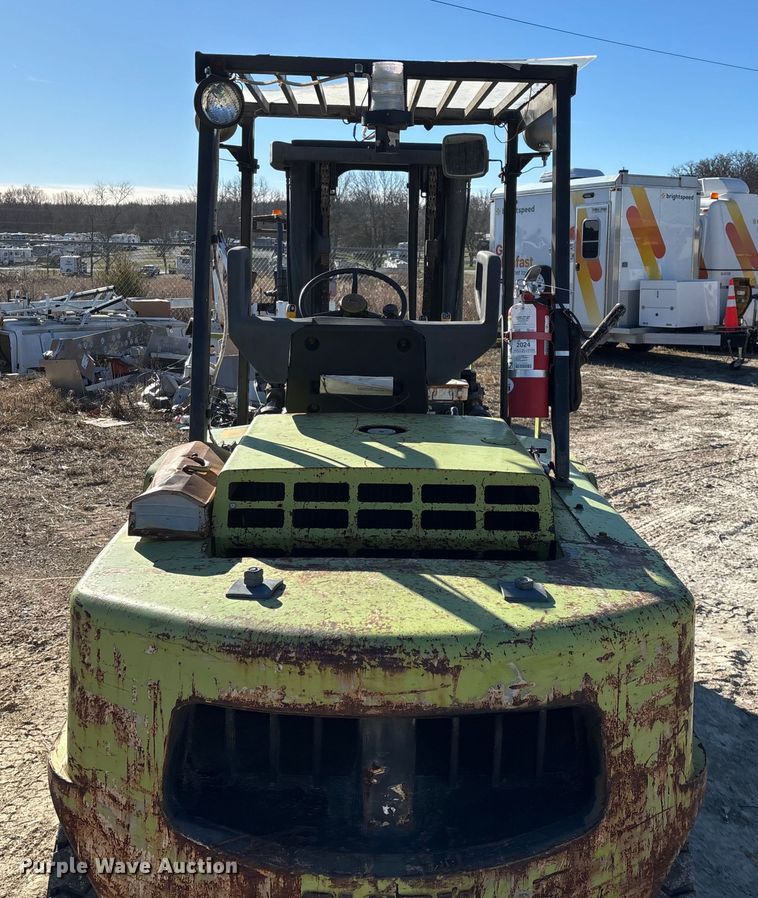 image for item EN5919 Clark C500-YS100 forklift