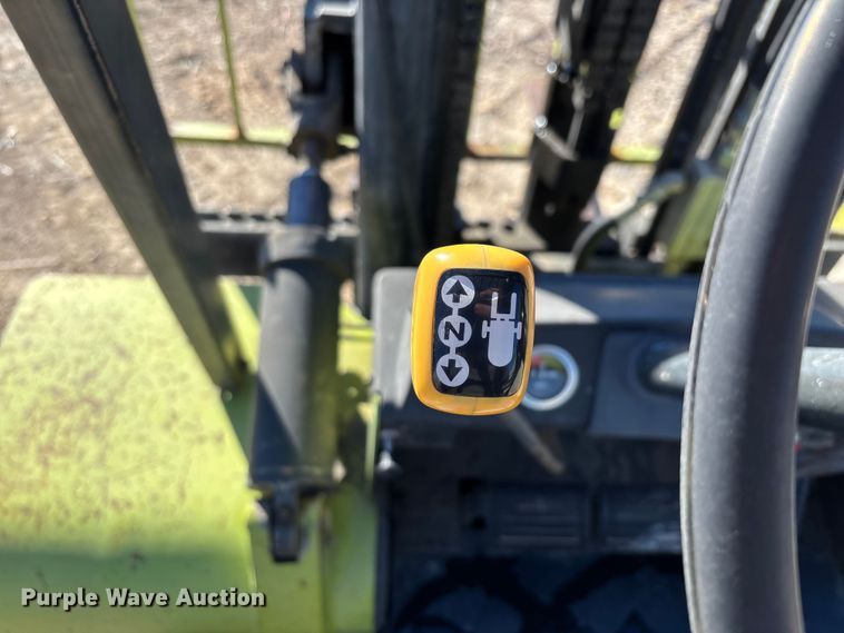 image for item EN5919 Clark C500-YS100 forklift