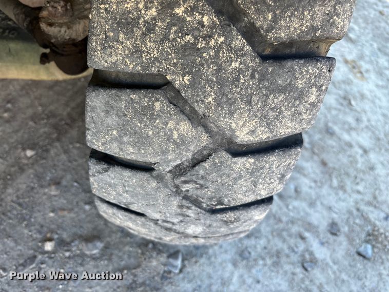 image for item EN5919 Clark C500-YS100 forklift