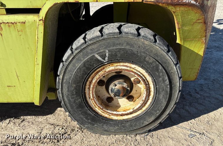 image for item EN5919 Clark C500-YS100 forklift