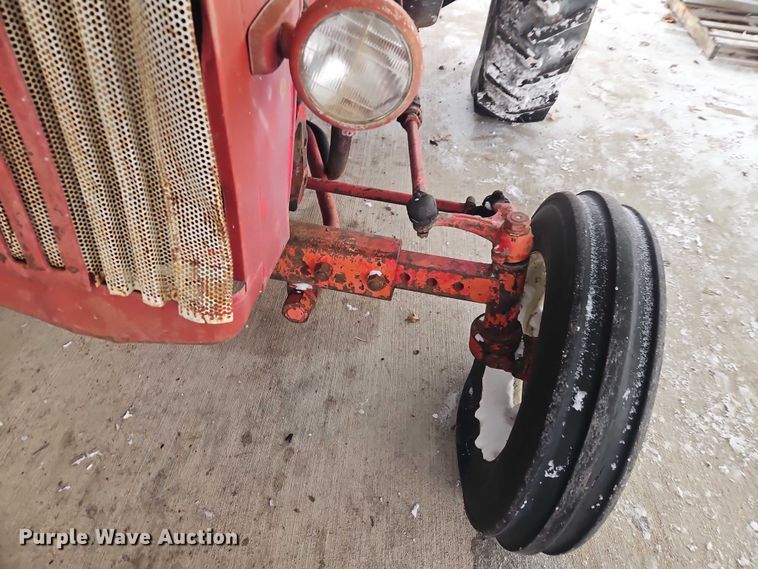 image for item EO4866 International B414 tractor