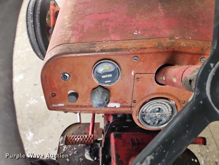 image for item EO4866 International B414 tractor