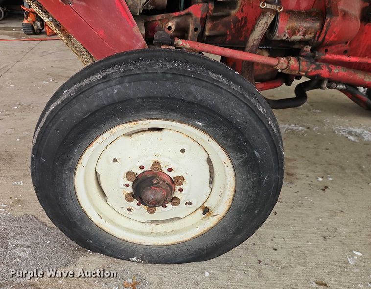 image for item EO4866 International B414 tractor