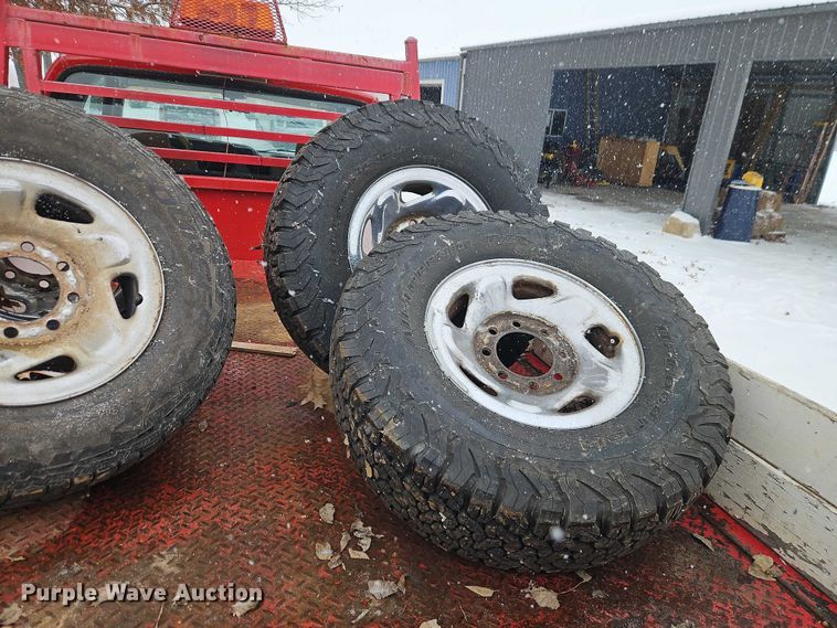 image for item EO4870 1997 Dodge Ram 2500 Club Cab flatbed pickup truck