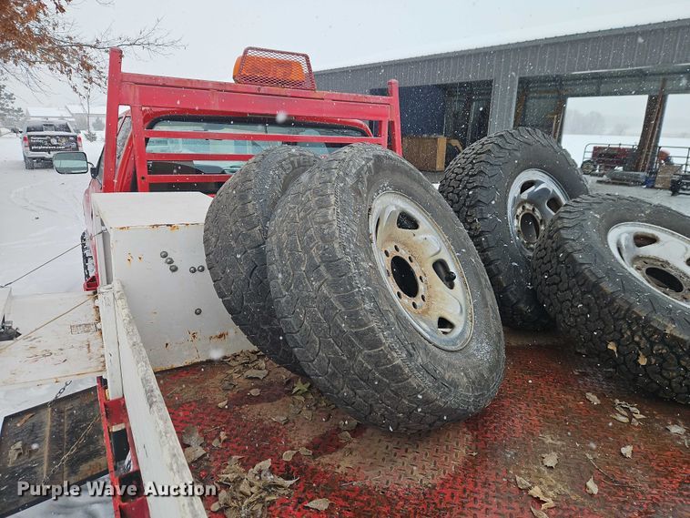 image for item EO4870 1997 Dodge Ram 2500 Club Cab flatbed pickup truck