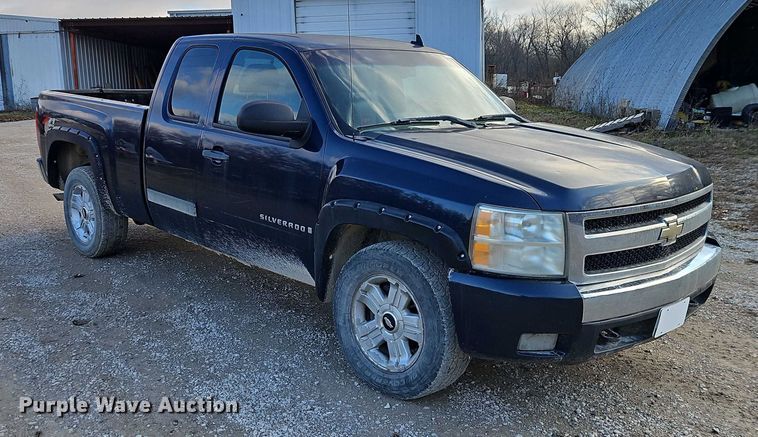 image for item EO4881 2007 Chevrolet Silverado 1500 Ext. Cab pickup truck