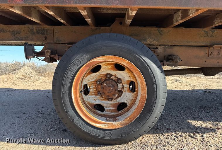 image for item EP2549 Ford F600 dump flatbed truck