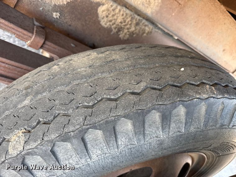 image for item EP2549 Ford F600 dump flatbed truck