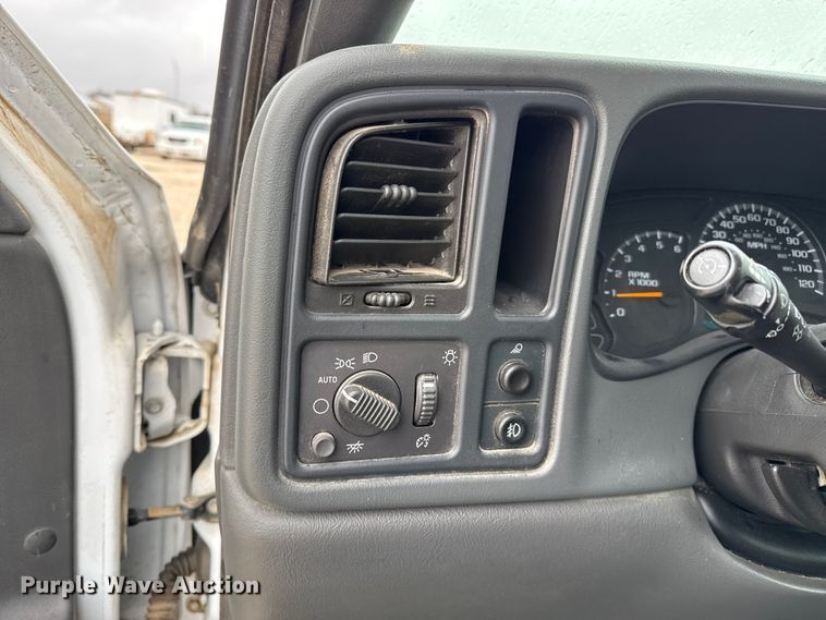 image for item EP2594 2005 GMC Sierra 1500 Ext. Cab pickup truck